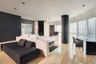 Отель DoubleTree by Hilton Hotel Cluj - City Plaza Клуж-Напока Овальный люкс с кроватью размера «king-size»-1