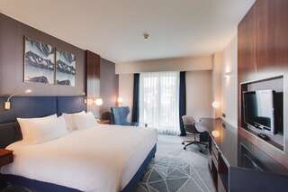 Отель DoubleTree by Hilton Hotel Cluj - City Plaza Клуж-Напока Номер с кроватью размера «king-size»-1