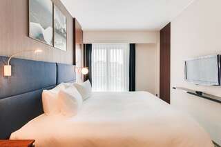 Отель DoubleTree by Hilton Hotel Cluj - City Plaza Клуж-Напока Номер с кроватью размера «king-size»-5