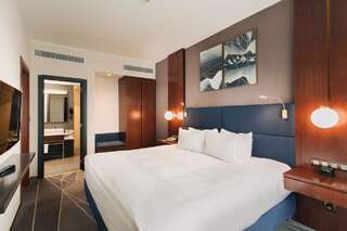 Отель DoubleTree by Hilton Hotel Cluj - City Plaza Клуж-Напока Люкс с 1 спальней и кроватью размера "king-size"-3