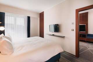 Отель DoubleTree by Hilton Hotel Cluj - City Plaza Клуж-Напока Люкс с 1 спальней и кроватью размера "king-size"-7
