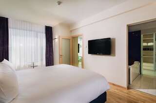 Отель DoubleTree by Hilton Hotel Cluj - City Plaza Клуж-Напока Суперлюкс с 1 спальней с кроватью размера «king-size»-2