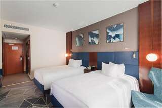 Отель DoubleTree by Hilton Hotel Cluj - City Plaza Клуж-Напока Номер с 2 двуспальными кроватями-2