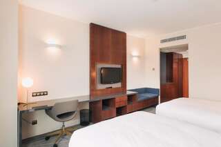 Отель DoubleTree by Hilton Hotel Cluj - City Plaza Клуж-Напока Номер с 2 двуспальными кроватями-3