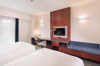 Отель DoubleTree by Hilton Hotel Cluj - City Plaza Клуж-Напока Номер с 2 двуспальными кроватями-4