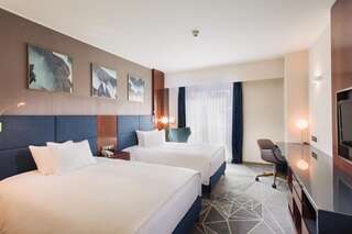Отель DoubleTree by Hilton Hotel Cluj - City Plaza Клуж-Напока Номер с 2 двуспальными кроватями-5
